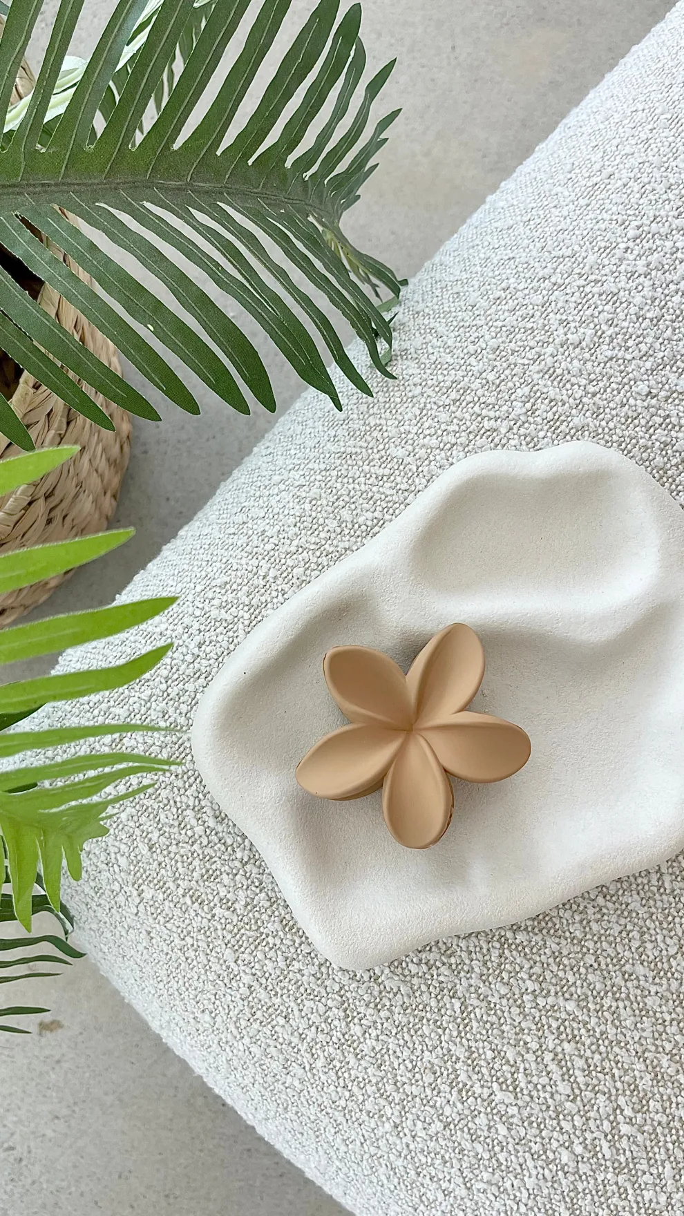 Hibiscus Matte Flower Claw Clip - Tan